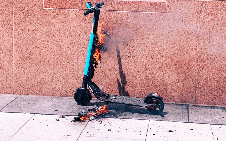 ¿Por qué se incendia un patinete eléctrico y cómo prevenirlo?